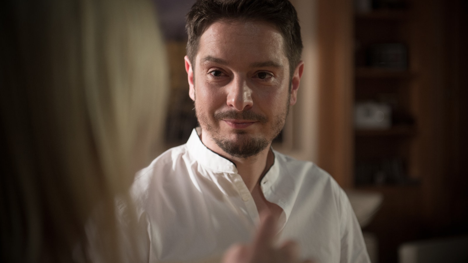 Lea guckt fragend zu Timo