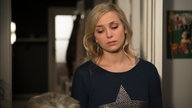 Lea guckt grimmig zu Helga