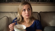 Lea löffelt Cornflakes und ist sauer
