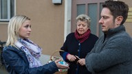 Lea reicht Timo die Hand, Helga steht daneben