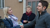 Lea reicht Timo die Hand, Helga steht daneben