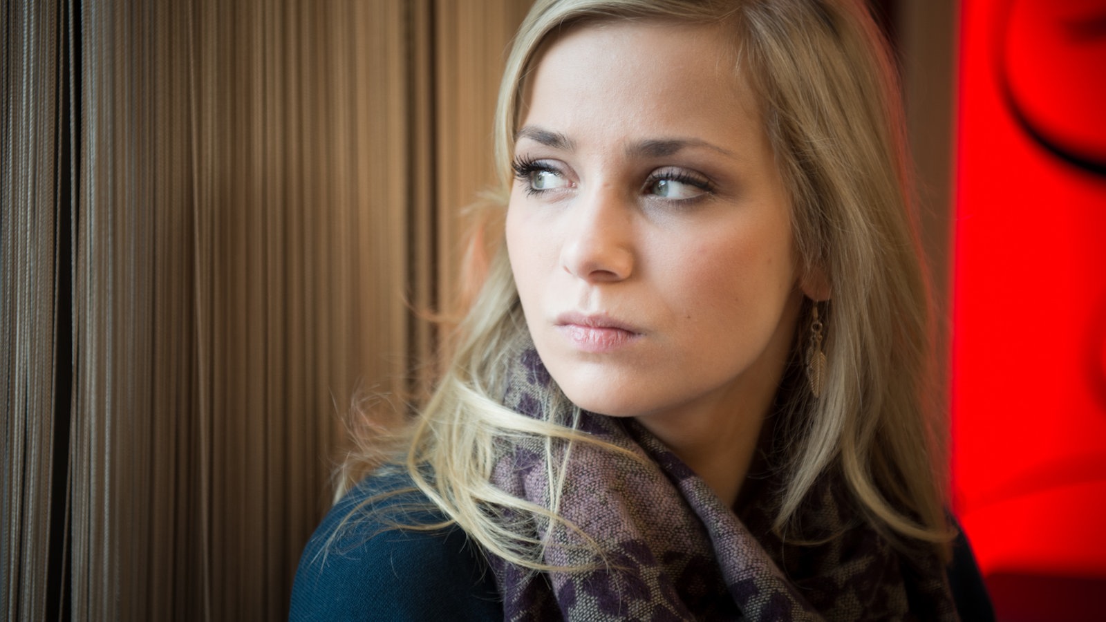 Lea schaut durch das Fenster im "Café George"