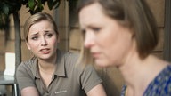Lea sieht verzweifelt zu Tanja