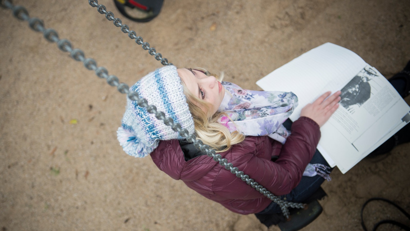 Lea sitzt auf einer Schaukel