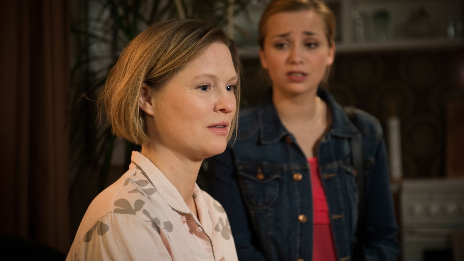 Lea spricht mit Tanja