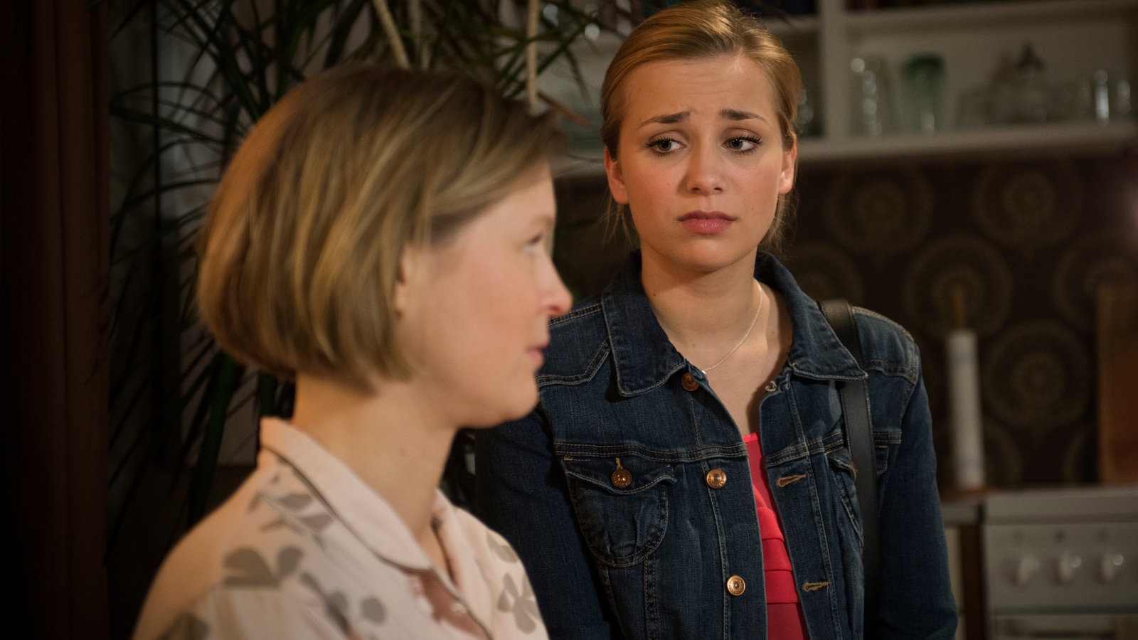 Lea spricht mit Tanja