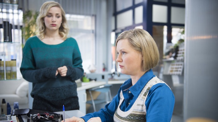 Lea steht bei Tanja im Laden