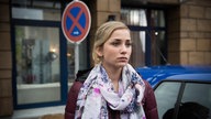 Lea steht vor dem Friseursalon