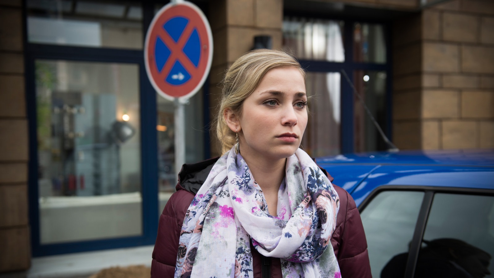 Lea steht vor dem Friseursalon