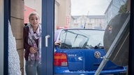 Lea steht vor der kaputten Scheibe