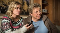 Lea und Helga hören, was jemand am Telefon sagt