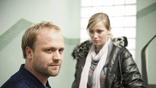 Lea und Klaus stehen im Treppenhaus