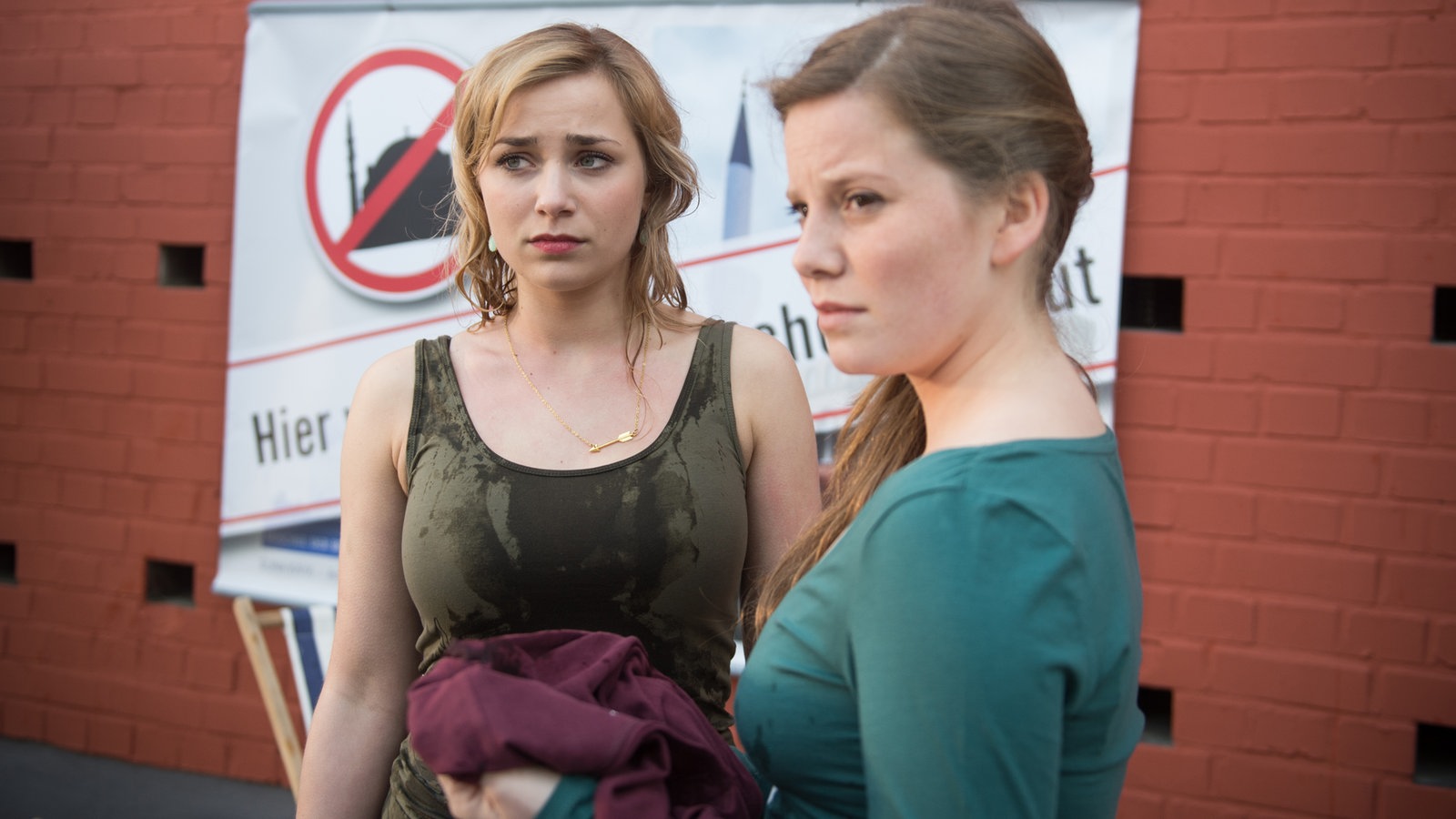 Lea und Sabine  schauen Lisa nach
