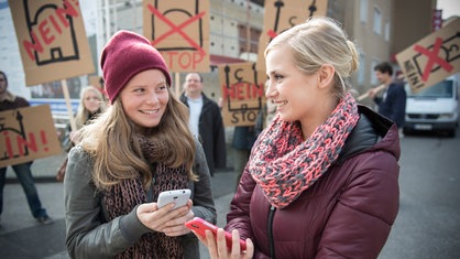 Lea und Sabine freuen sich
