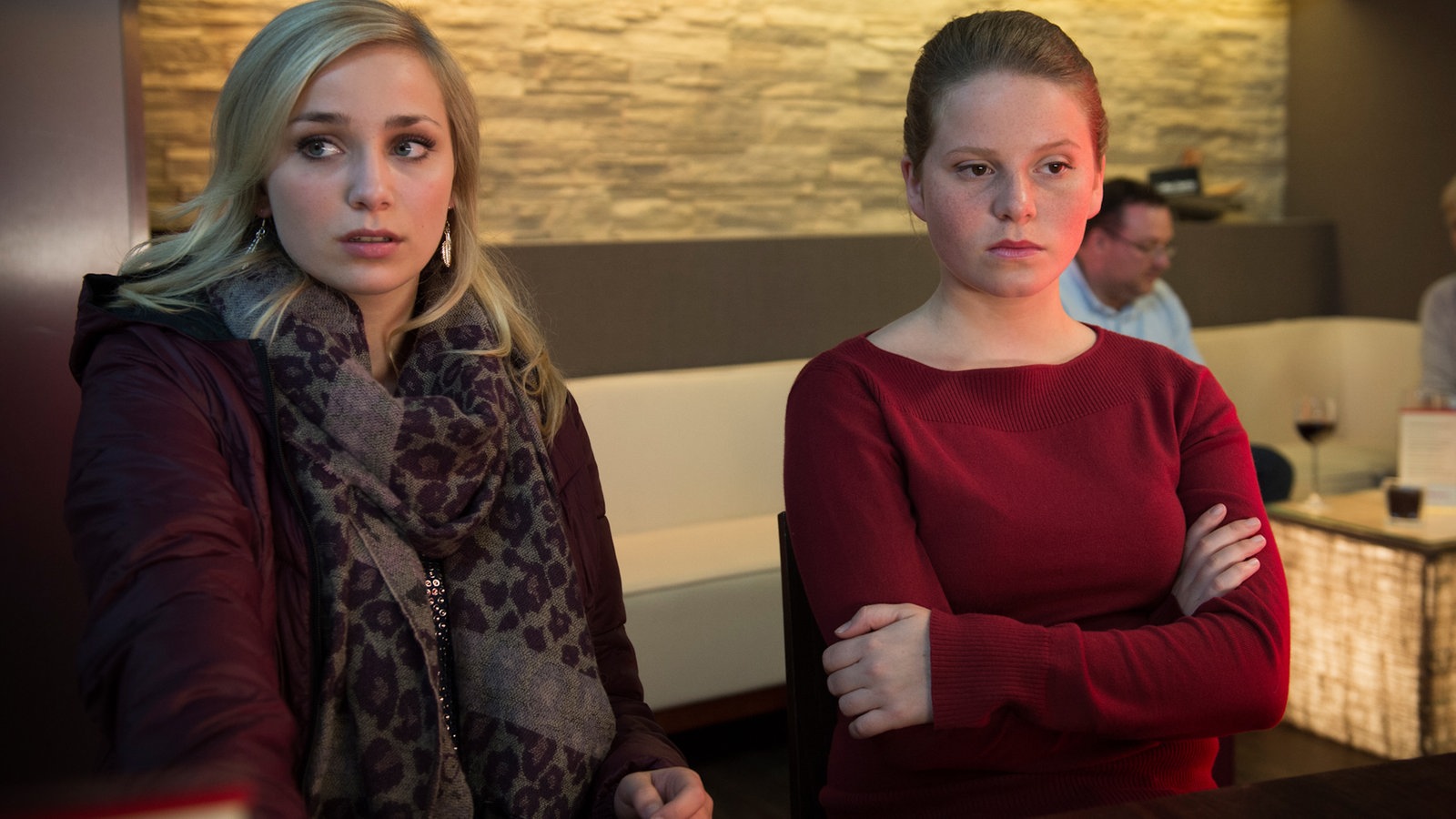 Lea und Sabine sitzten unbehaglich nebeneinander