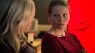 Lea und Sabine sitzten unbehaglich nebeneinander