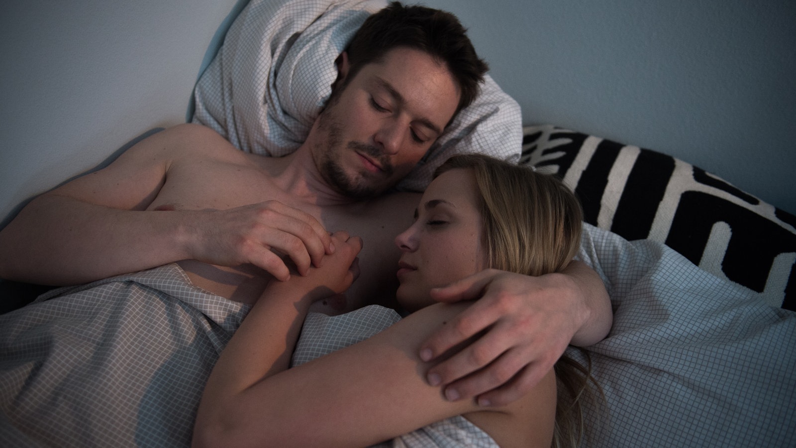 Lea und Timo liegen gemeinsam im Bett