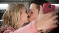 Lea und Timo machen ein Kuss-Selfie