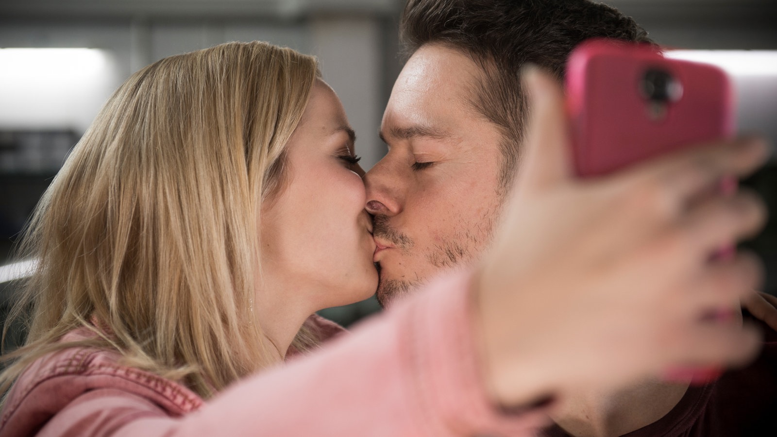 Lea und Timo machen ein Kuss-Selfie