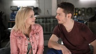 Lea und Timo reden in der Werkstatt
