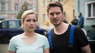 Lea und Timo sehen dem Rettungswagen nach