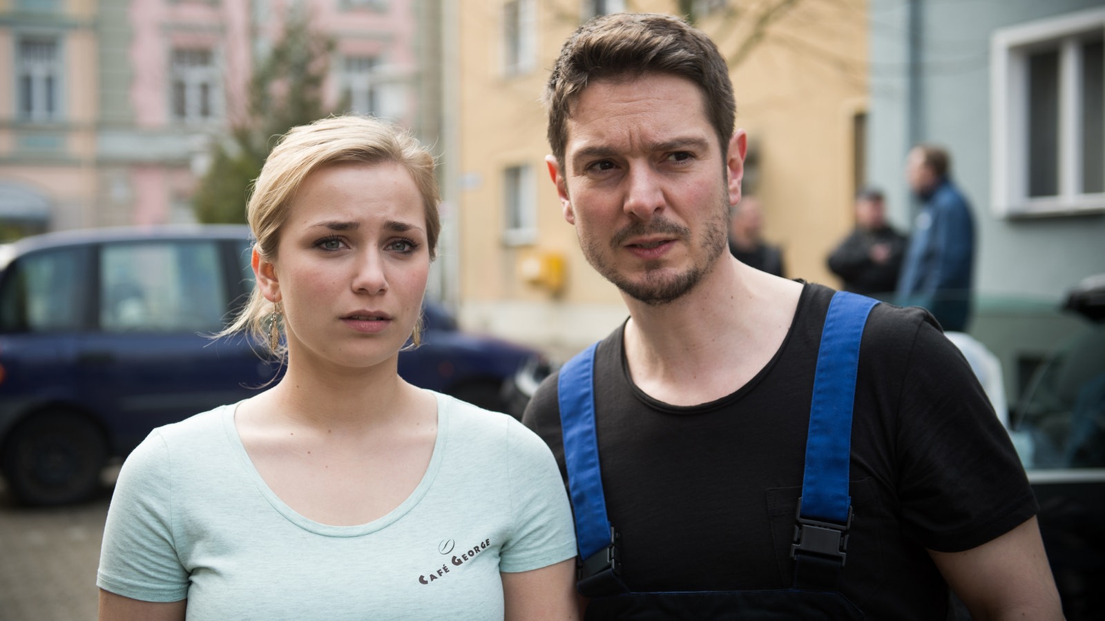 Lea und Timo sehen dem Rettungswagen nach