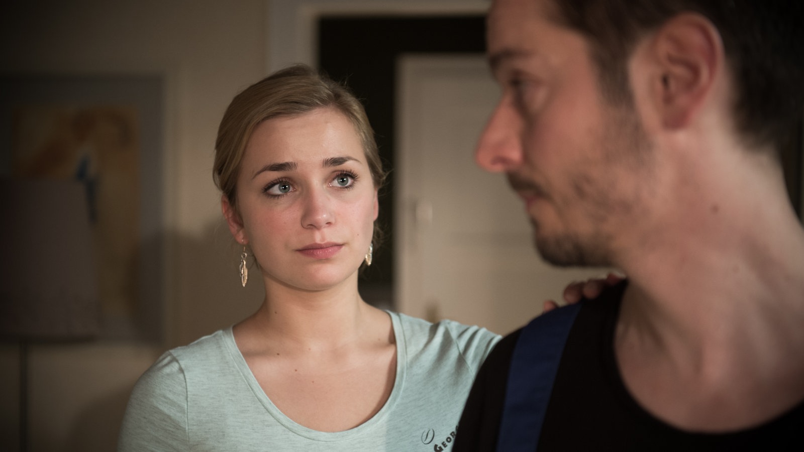 Lea und Timo sehen sich an