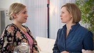 Lea unterhält sich mit Tanja