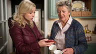 Lea zeigt Helga etwas auf ihrem Handy