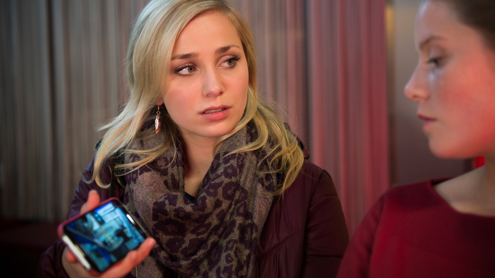 Lea zeigt Sabine ein Foto auf ihrem Handy