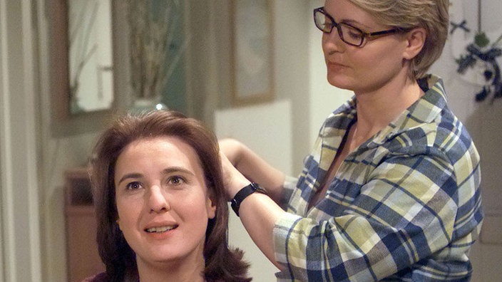 Letzte Vorbereitungen für die Hochzeit: Gabi (Andrea Spatzek, rechts) frisiert Ines (Birgitta Weizenegger) die Haare.