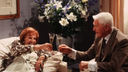 Liebe auf den ersten Blick! Priesnitz (Carlos Werner) und Amélie.