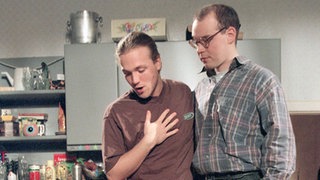 Liebesbeweis: Klaus (Moritz A. Sachs, links) und Philipp (Philipp Neubauer) versuchen mit allen Mitteln, Dani zum Bleiben zu bewegen.