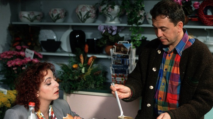 Linsen zwischen Blumen: Olaf (Franz Rampelmann) serviert Claudia (Manon Straché) Elses Eintopf.