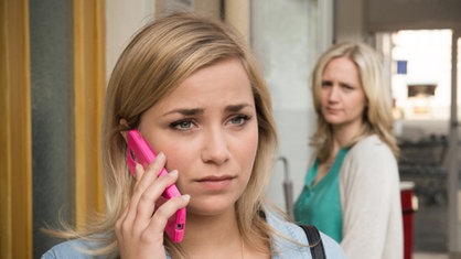 Lisa beobachtet die telefonierende Lea