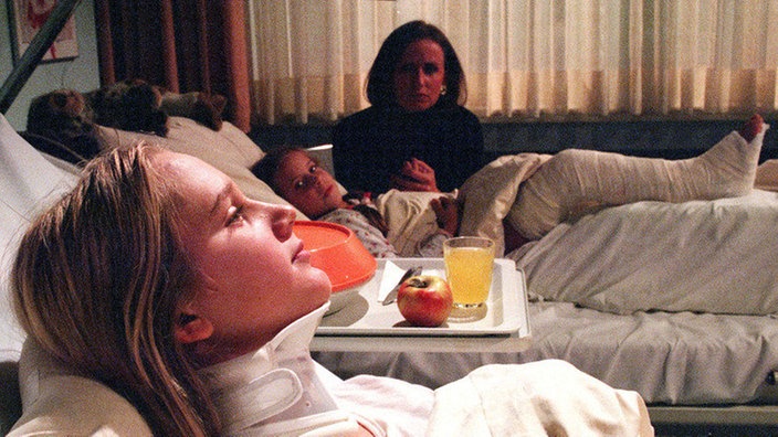 Lisa hat eine Halswirbelverletzung und Sarah ein gebrochenes Bein vom Busunglück davon getragen (v.l.:Sontje Peplow, Julia Stark und Irene Fischer).