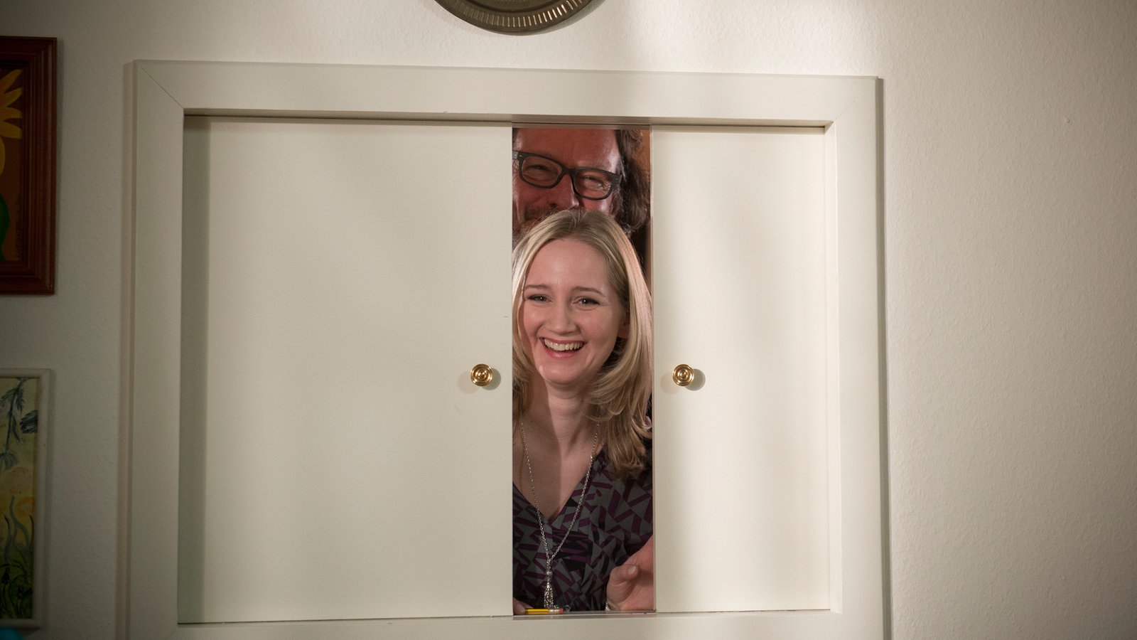 Lisa lacht durch die Durchreiche