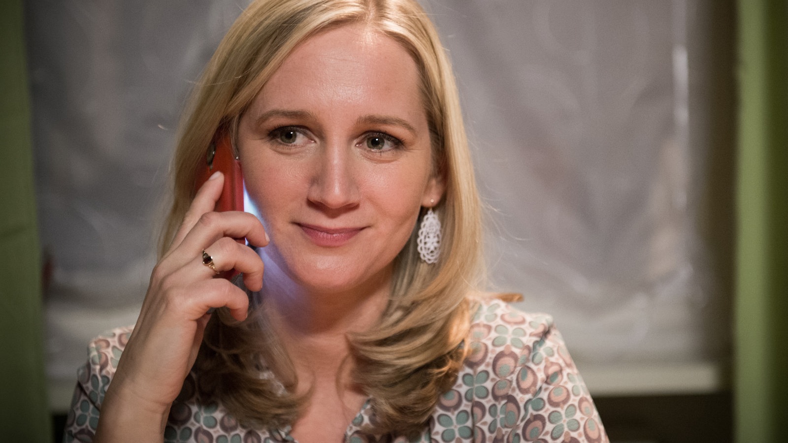 Lisa lächelt telefonierend