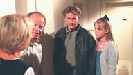 Lisa, Olli, Berta und Hajo stehen in der Wohnung Scholz