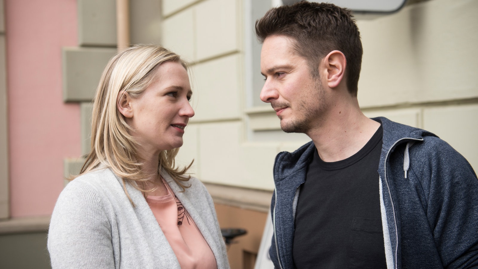 Lisa redet mit Timo