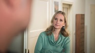 Lisa schaut herausfordernd