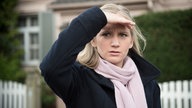 Lisa schaut in die Ferne