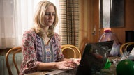Lisa sitzt am Laptop