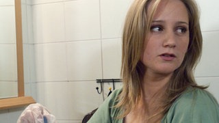 Lisa (Sontje Peplow) bedient sich unerlaubter Mittel, um Sabrinas Laden dauerhaft zu ruinieren.