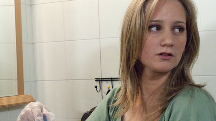 Lisa (Sontje Peplow) bedient sich unerlaubter Mittel, um Sabrinas Laden dauerhaft zu ruinieren.