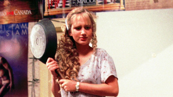 Lisa (Sontje Peplow) greift zur Pfanne, weil sie Olli vor Matthias schützen will.