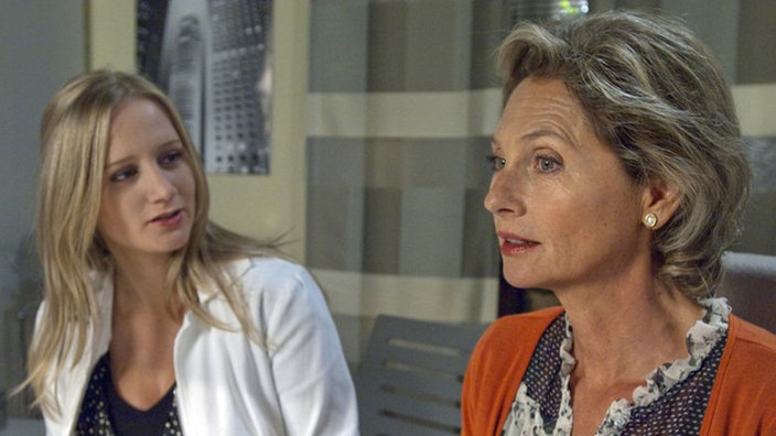 Lisa (Sontje Peplow, links) erzählt der besorgten Hanne (Wookie Mayer), dass Angelina Männer jeden Alters umgarnt – und damit vermutlich auch Dressler.