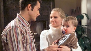 Lisa (Sontje Peplow) nutzt die weihnachtliche Beschaulichkeit und überfällt Alex (Joris Gratwohl) mitsamt Paul. Alex passt das Ganze überhaupt nicht in den Kram.