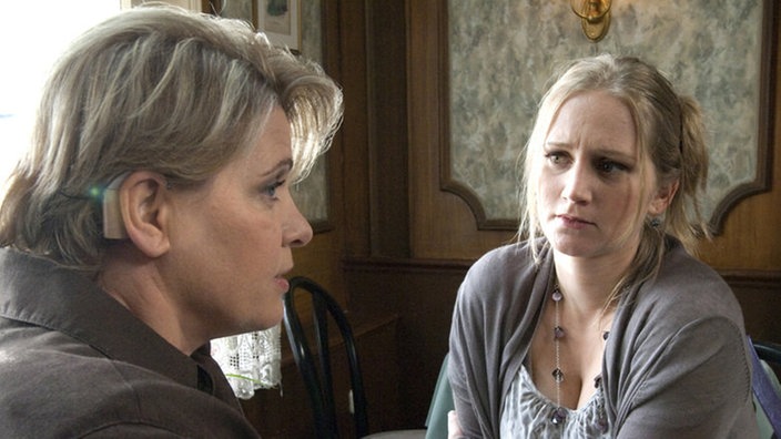 Lisa (Sontje Peplow, rechts) bespricht mit Gabi (Andrea Spatzek), wie es mit der Schwangerschaft und mit Murat weitergehen soll.