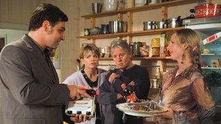 Lisa (Sontje Peplow, rechts) und Murat (Erkan Gündüz, links) laden die Lebensmittel für das abendliche Familienessen ab. Gabi (Andrea Spatzek) und Andy (Jo Bolling) staunen über die akribischen Vorbereitungen.